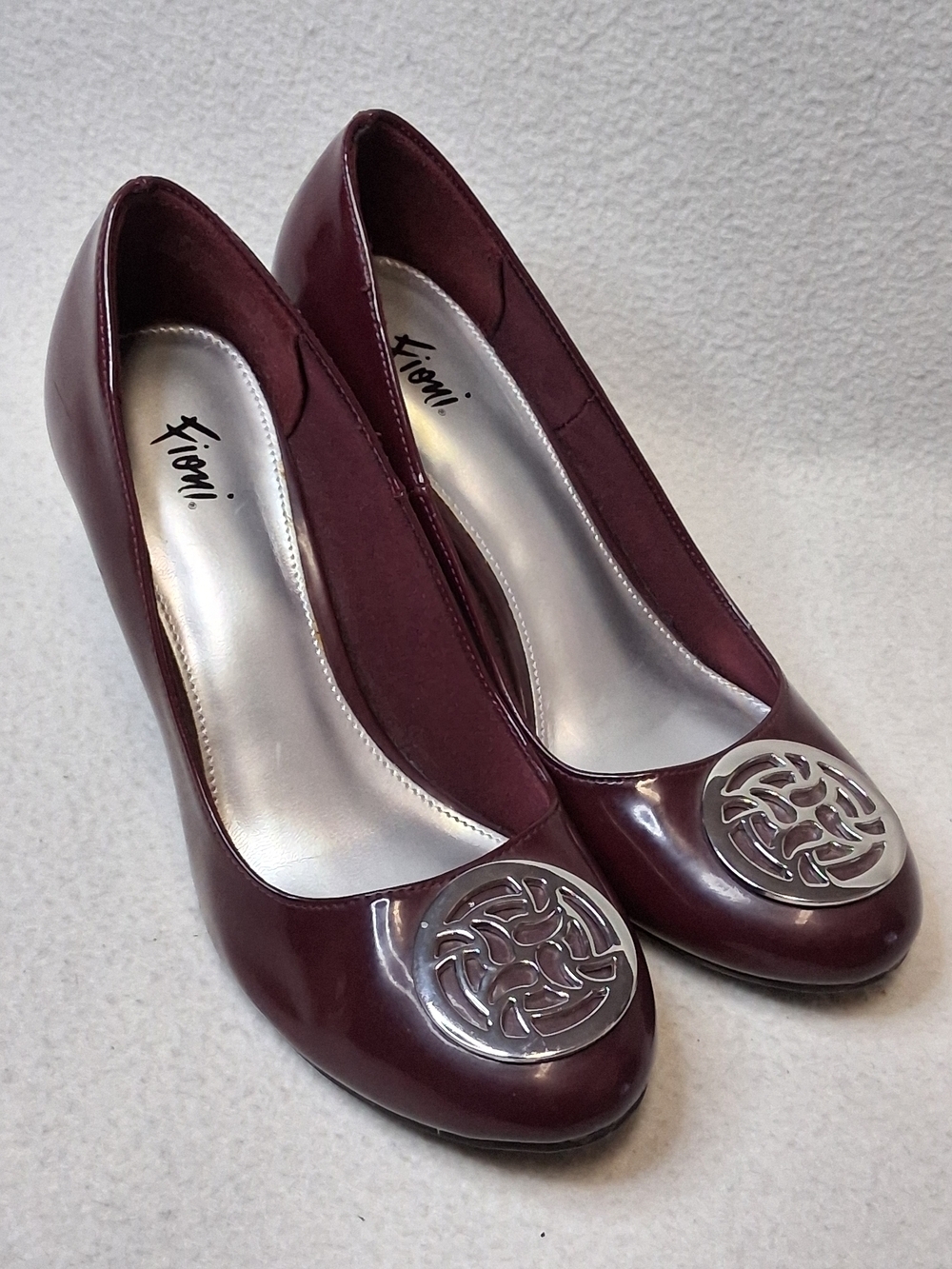 FIONI Clothing Burgundy Patent Round-Toe Pumps with Silver Medallion